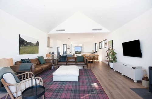 Middleton House | Timbers ByThe Sea: Beachfront Bliss with Fireplace