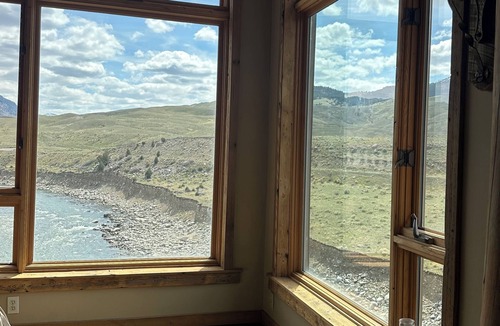 Gardiner House | Timberstone, a Luxurious 3-bedroom home perfect for your Yellowstone adventures!