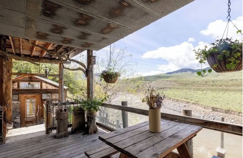 Gardiner House | Timberstone, a Luxurious 3-bedroom home perfect for your Yellowstone adventures!