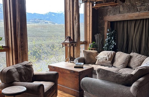 Gardiner House | Timberstone, a Luxurious 3-bedroom home perfect for your Yellowstone adventures!