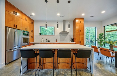 Hochatown Cabin | Timberstone: Modern—Incredible Gameroom & Backyard—A+ Location—EV Charger—75" TV