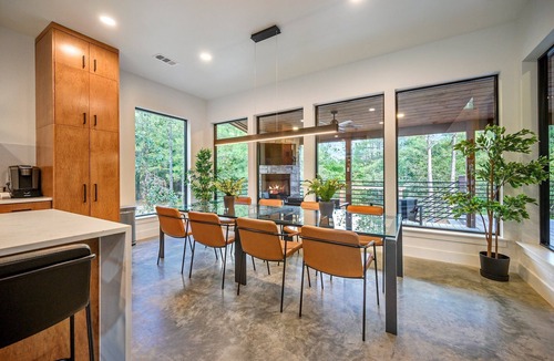 Hochatown Cabin | Timberstone: Modern—Incredible Gameroom & Backyard—A+ Location—EV Charger—75" TV