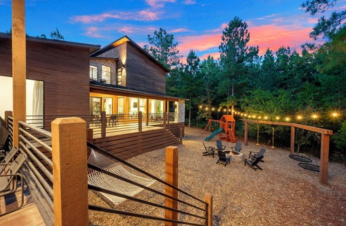 Hochatown Cabin | Timberstone: Modern—Incredible Gameroom & Backyard—A+ Location—EV Charger—75" TV