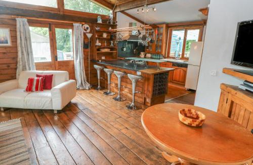 Cosheston House | Timbertwig Lodge