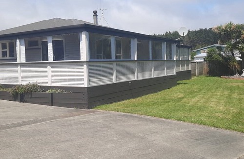 Waitarere Beach House | Time & Tide Holiday Stay