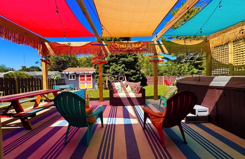 Normal House | Time Traveler - Hot Tub, firepit, grill, games, and fun!