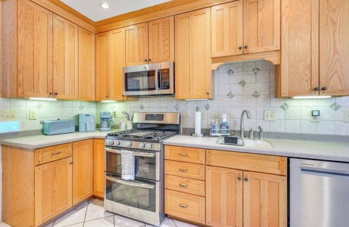 Belhaven House | Timeless Charm! Family Home Near Belhaven Beach