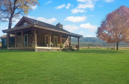 Mesa Cabin | Timeless Creekside Cabin: Views & Wildlife