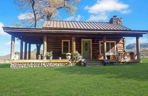 Mesa Cabin | Timeless Creekside Cabin: Views & Wildlife