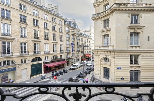 Vivienne Apartment | Timeless Elegance:Classic Parisian Architecture Meets Modern Luxury-Palais Royal