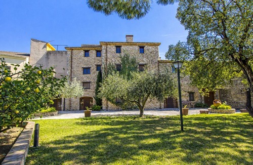 Santa Oliva Villa | Timeless Elegance near Barcelona, 14 min to beach