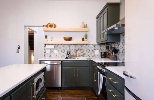 Dahlman Apartment | Timeless Stay Walk2 downtown fun