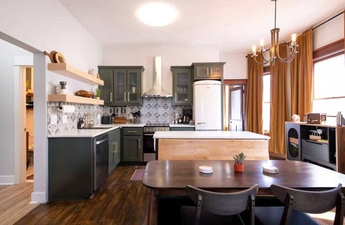 Dahlman Apartment | Timeless Stay Walk2 downtown fun