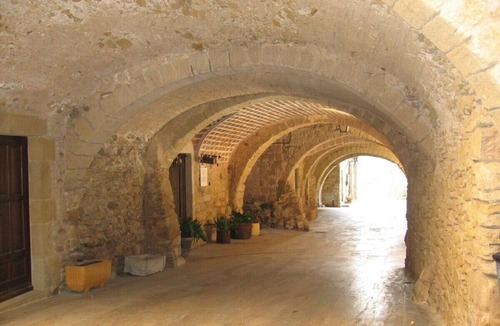 Peratallada Villa | Timeless stone villa with private pool and garden in Peratallada - near the sea.