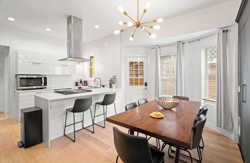 East Central House | Timeless & Timber | 5B/5b, Fire Pit, Yard * Dogs *