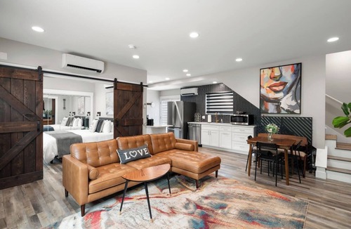 East Central House | Timeless & Timber | 5B/5b, Fire Pit, Yard * Dogs *