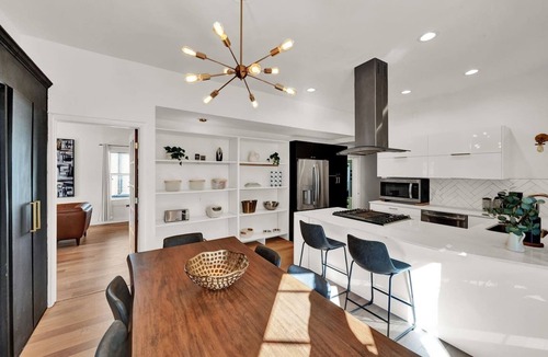 East Central House | Timeless & Timber | 5B/5b, Fire Pit, Yard * Dogs *