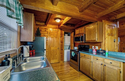 Pigeon Forge Cabin | Timeless Tranquility-Screened Hot Tub-5 Min to Parkway-Pet Paradise-Dog Run!