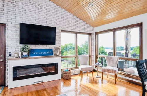 Winchester Cabin | "Tims Ford Bliss" amazing Lakefront views, private Dock, Beach, Firepit, Fun!