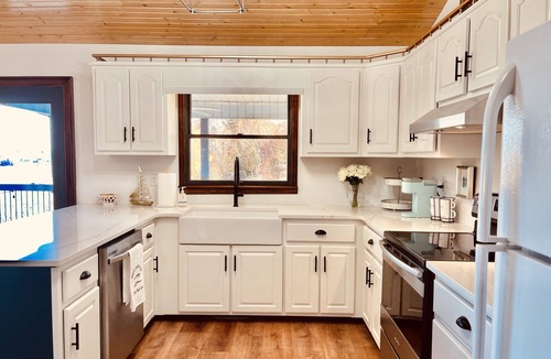 Winchester Cabin | "Tims Ford Bliss" amazing Lakefront views, private Dock, Beach, Firepit, Fun!