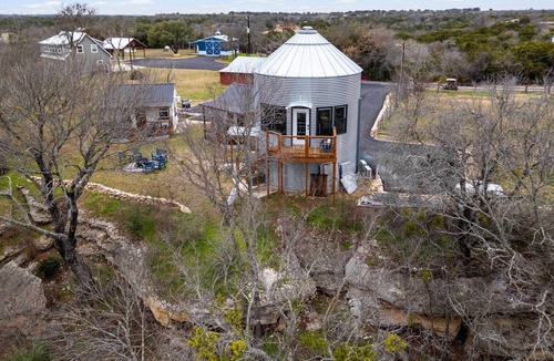 Dennis Cottage | Tin De Blue Grainbury Silo and Cabins