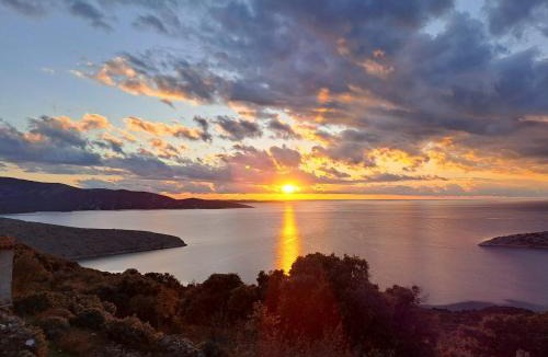 Ustrine Apartment | Tina's Sunset Haven