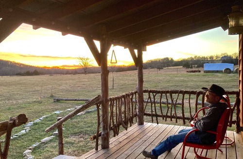 Forsyth Cabin | Tiny cabin farm stay!