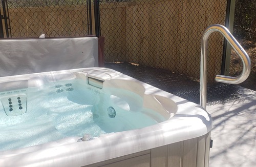 Tulsa Cabin | Tiny Cabin with Private Hot Tub on Acres