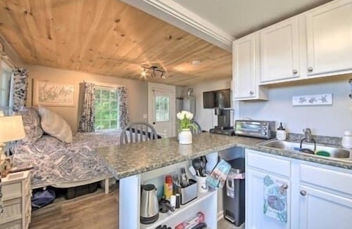 Edgecomb Cottage | Tiny Cottage Near Everything 10