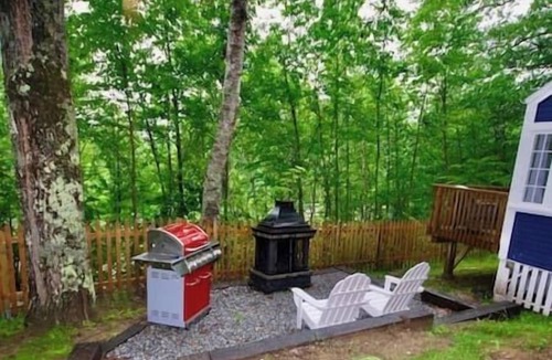 Edgecomb Cottage | Tiny Cottage Near Everything 10