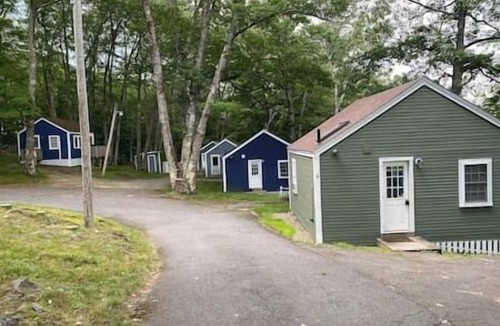 Edgecomb Cottage | Tiny Cottage Near Everything 10