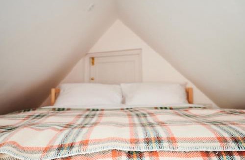 Lewes Ski Chalet | Tiny Cottage with Terrace & Parking, Central Lewes