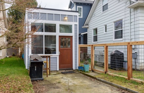 Phinney Ridge House | Tiny Cute Loft Home Close to Green Lake