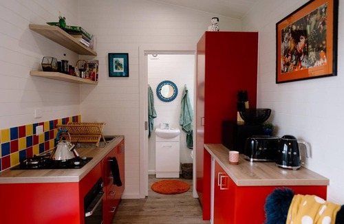 Benwerrin Cabin | Tiny -Eco House -Kokoro. COMPLIMENTARY ROMANTIC PACKAGE worth $75