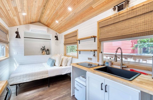 Hosford-Abernethy House | Tiny Farmhouse - Walk to Local Shops & Restaurants