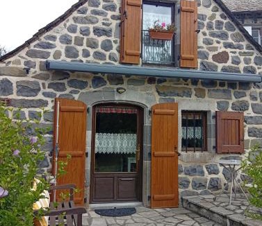 Saint-Martin-sous-Vigouroux House | Tiny Cantalou