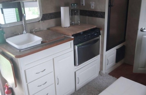 Centre Wellington House | Tiny Glamping Caravan with BBQ Area Ideal for Grand River Camping in Belwood