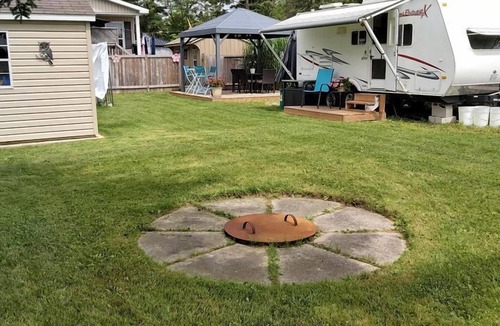 Centre Wellington House | Tiny Glamping Caravan with BBQ Area Ideal for Grand River Camping in Belwood