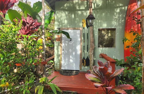 Fern Forest Cabin | tiny home 2 rustic with kitchen near Volcano National Park