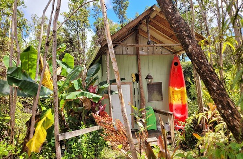 Fern Forest Cabin | tiny home 2 rustic with kitchen near Volcano National Park