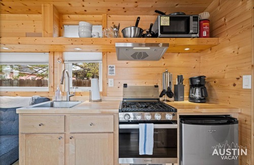 East MLK House | Tiny Home, Big Comfort - E Austin Escape w W/D Mins to DT & Lady Bird Lake