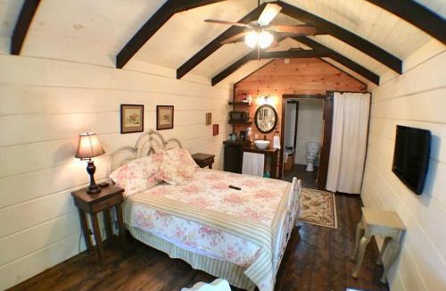 Sevierville House | Tiny Home Cottage Near the Smokies #8 Helga