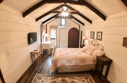 Sevierville House | Tiny Home Cottage Near the Smokies #8 Helga