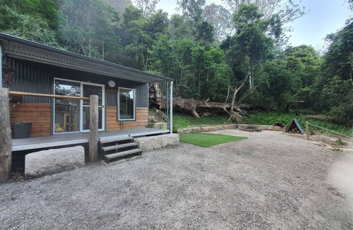 Wheeny Creek Cabin | Tiny home for two, spa bath, fire pit, relax and escape in the Colo River valley