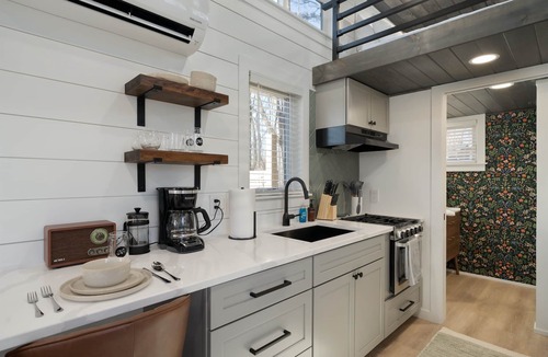 Laurelville House | Tiny Home · Hot Tub · Fire Pit · Cozy Retreat