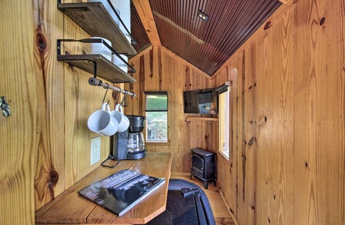 Hayesville House | Tiny Home in Hayesville with Deck Near Trails!