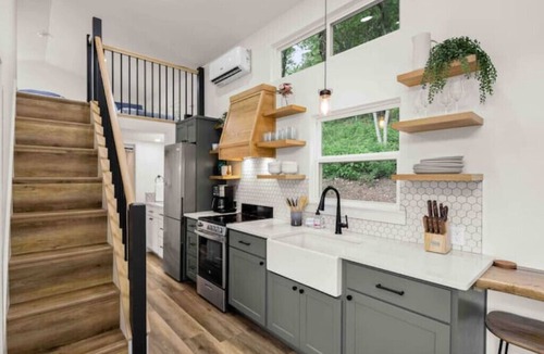 Bentonville Cottage | Tiny Home on Price Coffee Rd! Sleeps 6!
