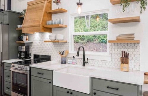 Bentonville Cottage | Tiny Home on Price Coffee Rd! Sleeps 6!