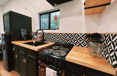 Livingston House | Tiny home retreat in Livingston TX- 1 hr from Houston