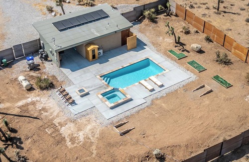 Yucca Valley House | Tiny Home - Salt Water Pool - Jacuzzi - Mini Golf - Sauna